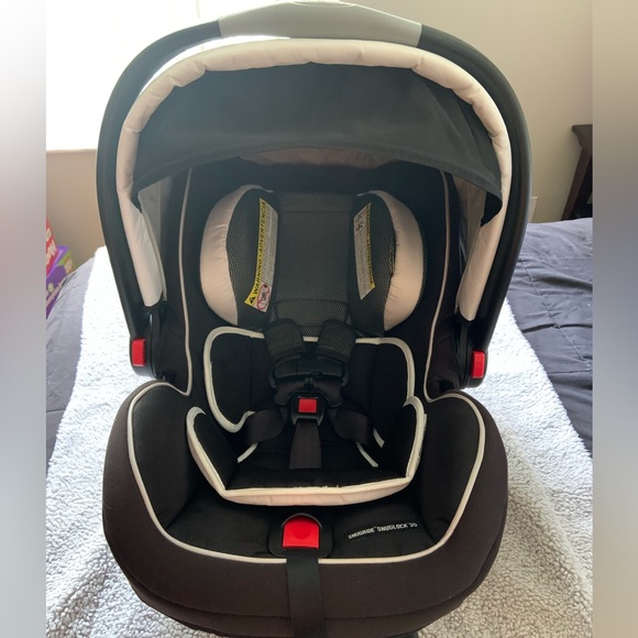 Graco Other - Graco click and connect infant car seat with base.